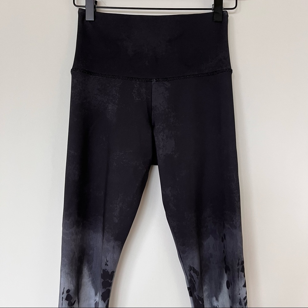 Onzie Flow Midi High Rise Legging in Black & Gray Tie Dye